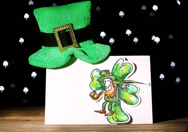 Ahşap masa kara günü cüce şapkası ile Saint Patrick's Day için tebrik kartı arka plan ışıklar — Stok fotoğraf