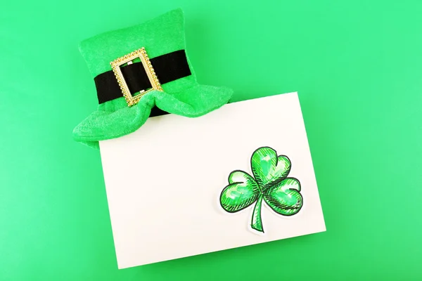 Tarjeta de felicitación para el día de San Patricio con sombrero de duende sobre fondo verde — Foto de Stock