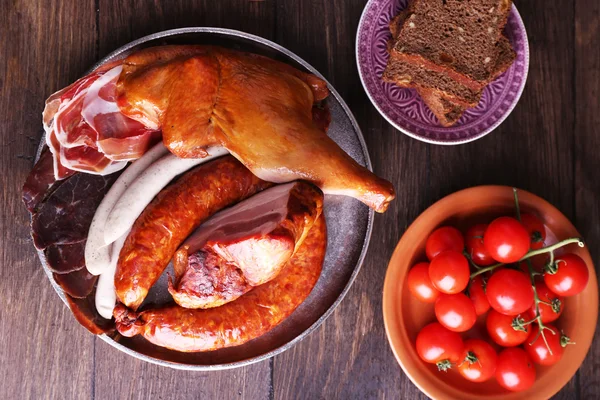 Assortimento di salumi su fondo di legno — Foto Stock