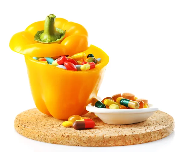 Pimenta laranja e comprimidos coloridos, isolados em branco — Fotografia de Stock