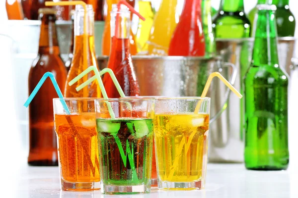 玻璃器皿的不同的饮料，特写 — 图库照片