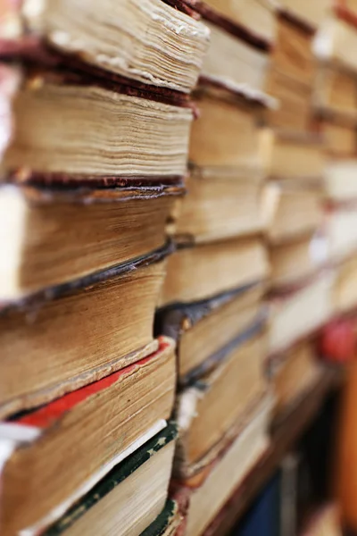 Alte gebrauchte Bücher in der Bibliothek, Nahaufnahme — Stockfoto