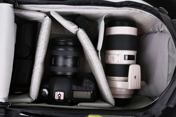 Kamera, closeup ile fotoğrafçı ve sırt çantası — Stok fotoğraf