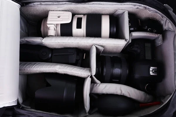 Kamera, closeup ile fotoğrafçı ve sırt çantası — Stok fotoğraf