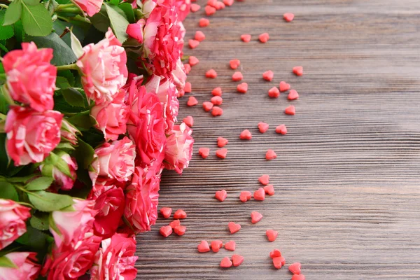 Beautiful roses on table close-up — Stock Photo, Image