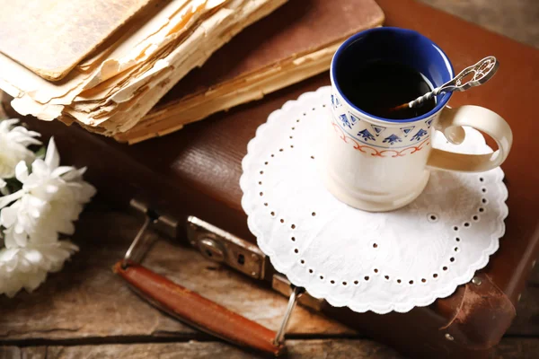 Maleta de madera vieja con libros viejos y flores sobre fondo de madera — Foto de Stock