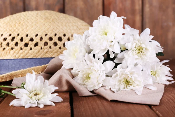 Hat with flowers on wooden background — Stock Photo, Image