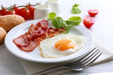 Pastırmalı yumurta renk ahşap masa arka plan üzerinde