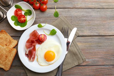 Pastırmalı yumurta rustik ahşap plakalar arka plan üzerinde