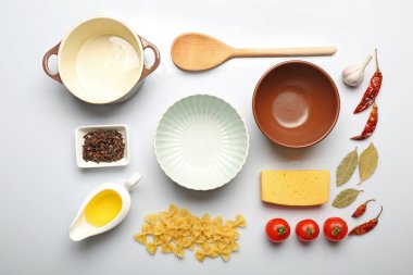 Gıda katkı maddeleri ve üzerinde beyaz izole yemek pişirmek için mutfak gereçleri