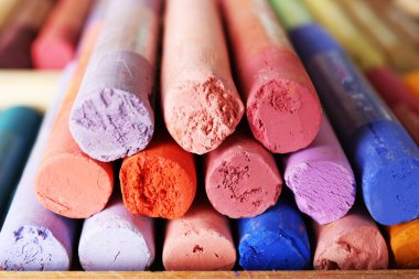 Renkli tebeşir pastel kutusunda yakın çekim