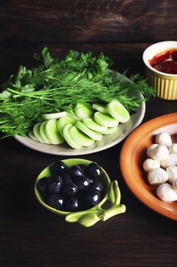Mozzarella peyniri ile zeytin ve yeşil ahşap arka plan üzerinde