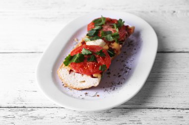 Lezzetli sandviç sebze ve peynir ahşap arka plan üzerinde plaka üzerinde