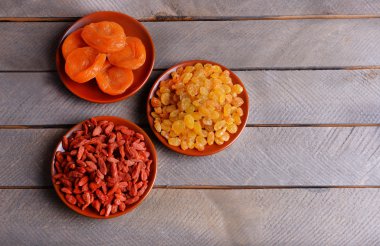 Kuruyemiş ahşap plakalar arka plan üzerinde küçük tabaklar içinde