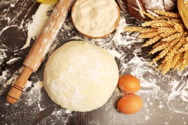 Ahşap masa arka plan üzerinde ekmek yapma