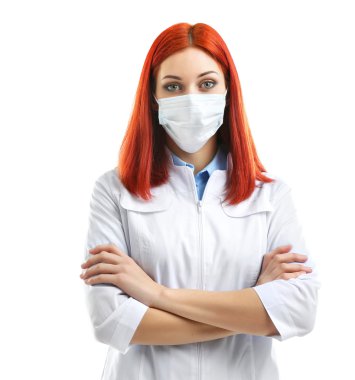 Genç güzel doktor tıbbi maske üzerinde beyaz izole