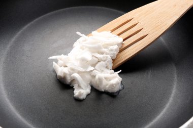 Hindistan cevizi yağı tavada yakın çekim