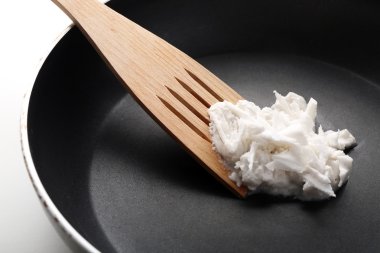 Hindistan cevizi yağı tavada yakın çekim