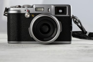 Tabloda gri arka plan üzerinde eski retro fotoğraf makinesi