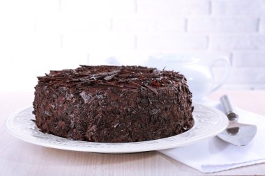 Tuğla duvar zemin üzerine masada lezzetli çikolatalı kek