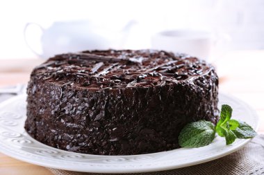 Tabloda çay lezzetli çikolatalı kek yakın çekim