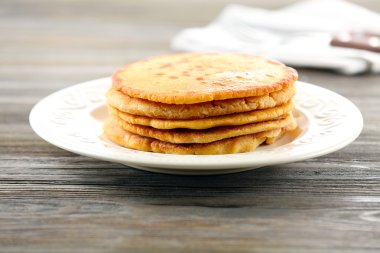Masada tabakta lezzetli börek yakın çekim