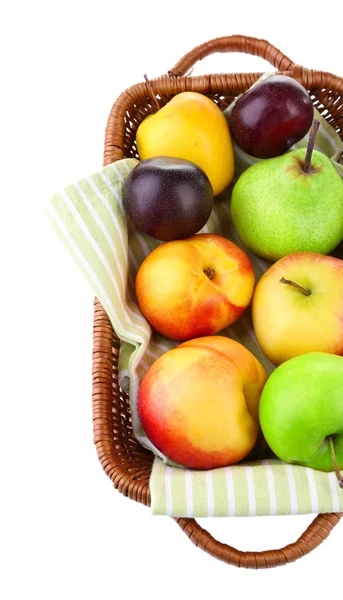 Assortimento di succosi frutti in cesto di vimini, isolati su bianco — Foto Stock