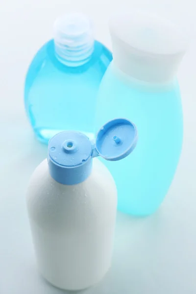 Botellas de cosméticos aislados en blanco — Foto de Stock