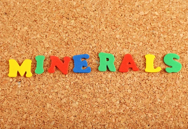 Palabra de minerales en el fondo del tablero de corcho —  Fotos de Stock