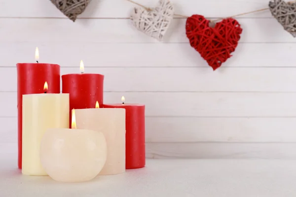 Presente romântico com velas, conceito de amor — Fotografia de Stock
