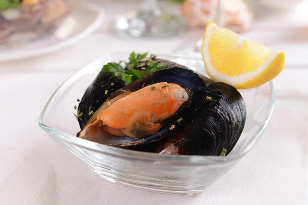 Sabroso marisco en el plato en primer plano de la mesa — Foto de Stock