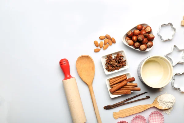 Gıda katkı maddeleri ve üzerinde beyaz izole yemek pişirmek için mutfak gereçleri — Stok fotoğraf