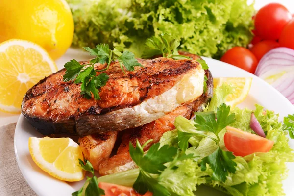 Tasty baked fish on plate close-up — Stock Photo, Image