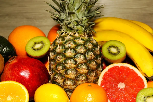Sortiment av exotiska frukter närbild — Stockfoto