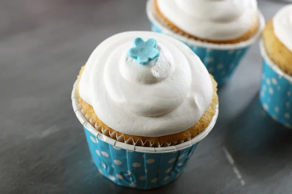 Heerlijke cupcakes op tabel close-up — Stockfoto