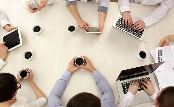 Group of business people working at desk top view — Stock Photo, Image