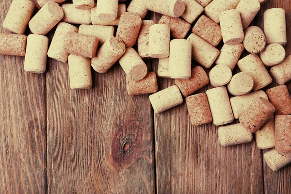 şarap mantarları ahşap arka planda