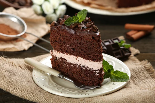 Finom csokoládé torta az asztalon közelkép — Stock Fotó