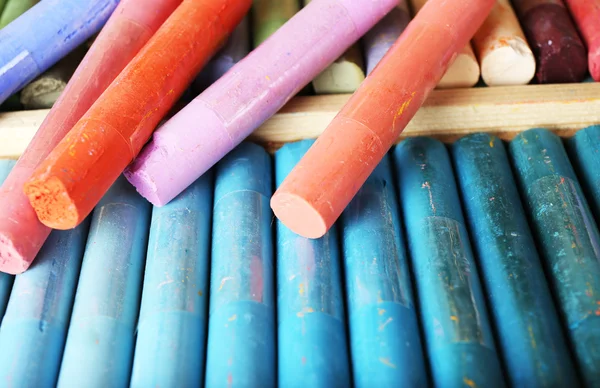 Pastels à la craie colorée en boîte close up — Photo