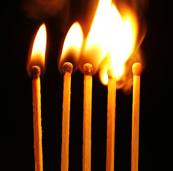 Bruciare fiammiferi su sfondo nero — Foto Stock
