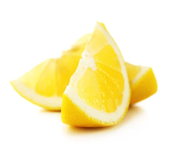 Succose fette di limone isolate su bianco — Foto Stock