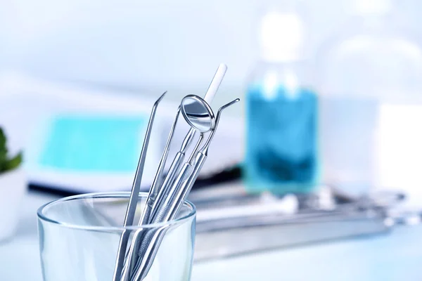 Utensili dentisti in vetro tavolo da vicino — Foto Stock