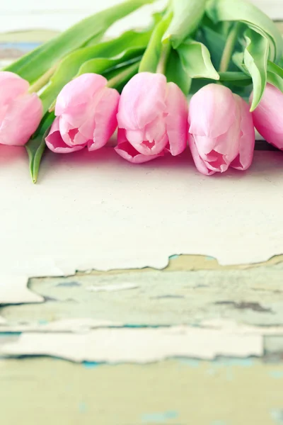 Красиві рожеві тюльпани на дерев'яному фоні — стокове фото