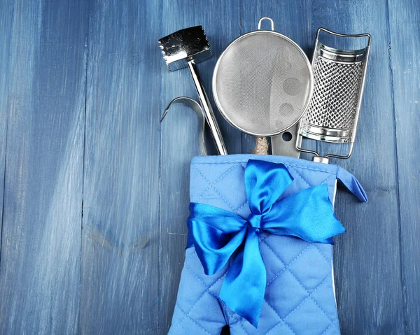 Potholder ahşap arka plan üzerinde farklı mutfak gereçleri