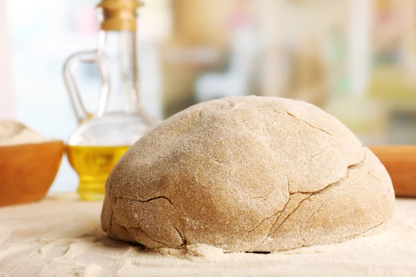 Maken van brood op houten tafel en licht achtergrond wazig — Stockfoto