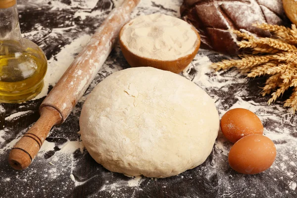 Fazendo pão no fundo da mesa de madeira — Fotografia de Stock