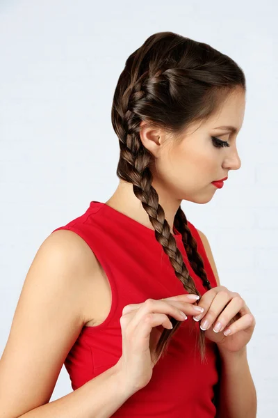 Penteado feminino no fundo claro — Fotografia de Stock