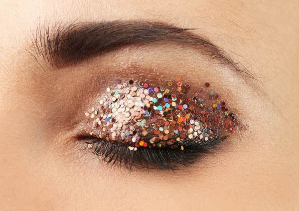 Weibliches Auge mit ausgefallenem Glitzer-Make-up, Makroansicht — Stockfoto