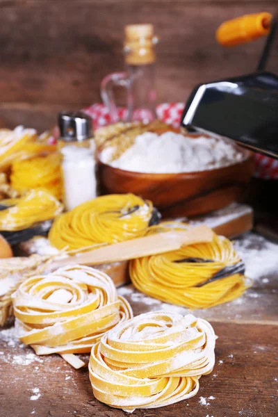 Stilleben av förbereda pasta på rustika trä bakgrund — Stockfoto