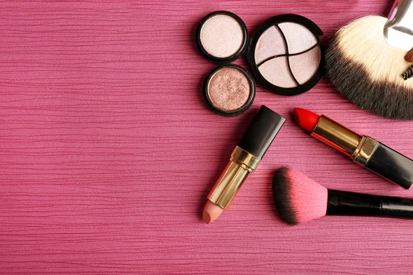 Uppsättning av färgstarka kosmetika på rosa träbord bakgrund — Stockfoto